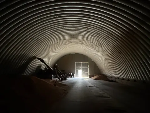 Ангар 02 всередині