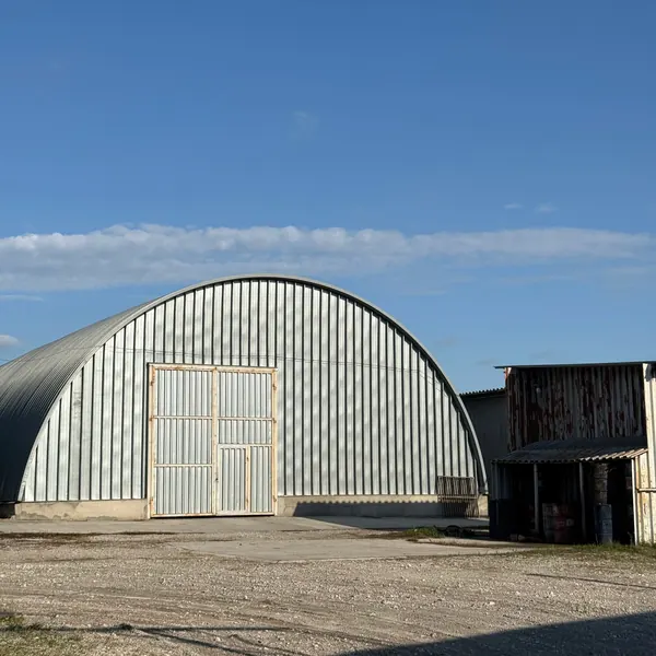 Арковий ангар Solis Factory з двостулковими воротами